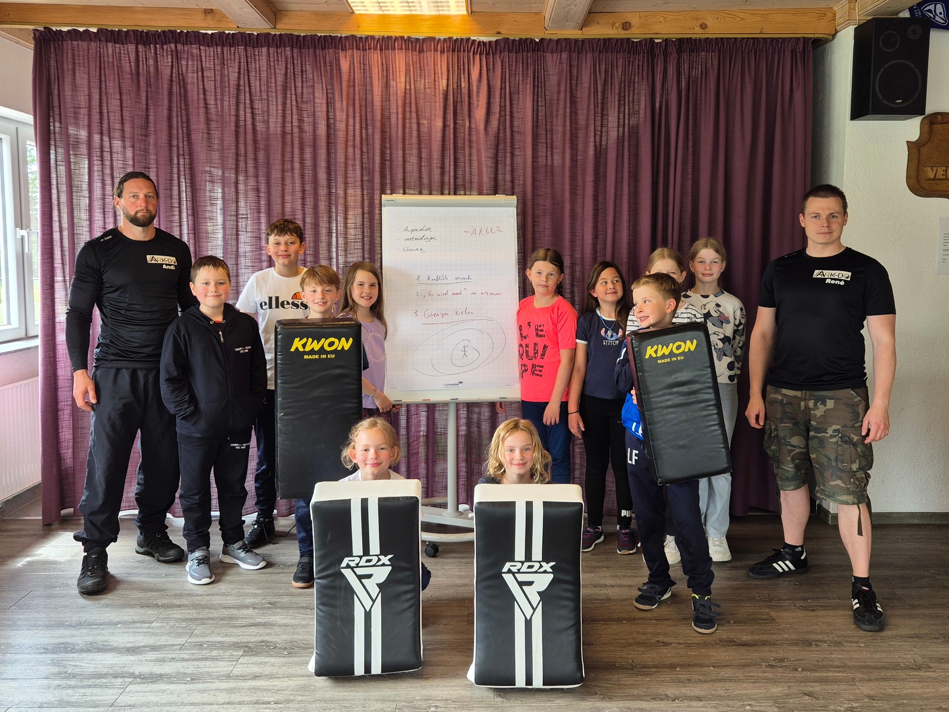 Gruppenfoto mit den teilnehmenden Kindern Gruppenfoto mit den teilnehmenden Kindern