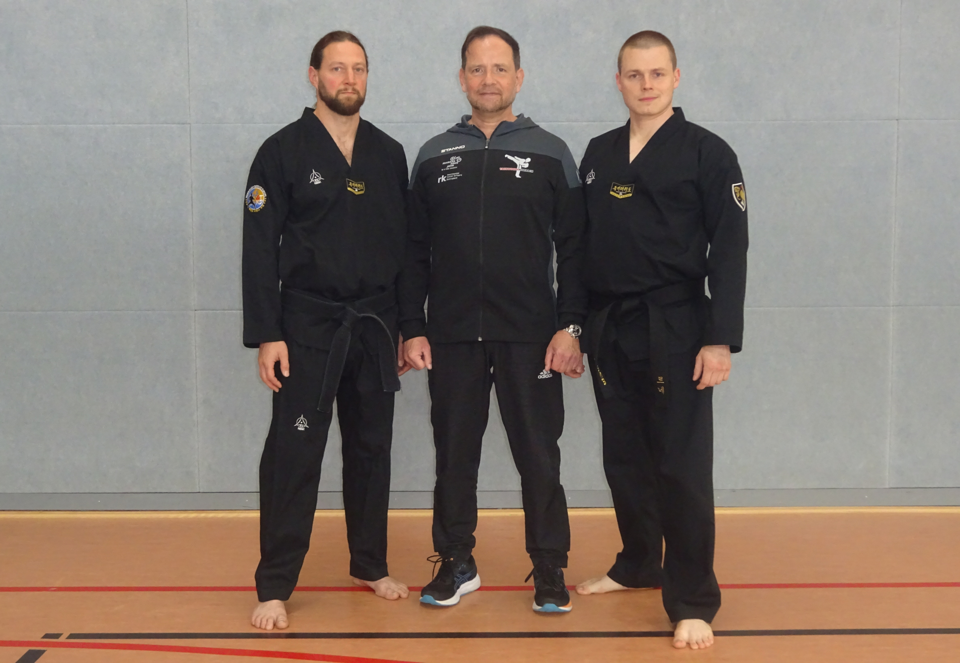 v.l.n.r: Andreas Althaus (AARK-DO Selbstverteidigungs-Lehrer), Gerd Lange (TSV Korbach Taekwondo Abteilungsleiter), René Knipschild (AARK-DO Selbstverteidigungs-Lehrer)