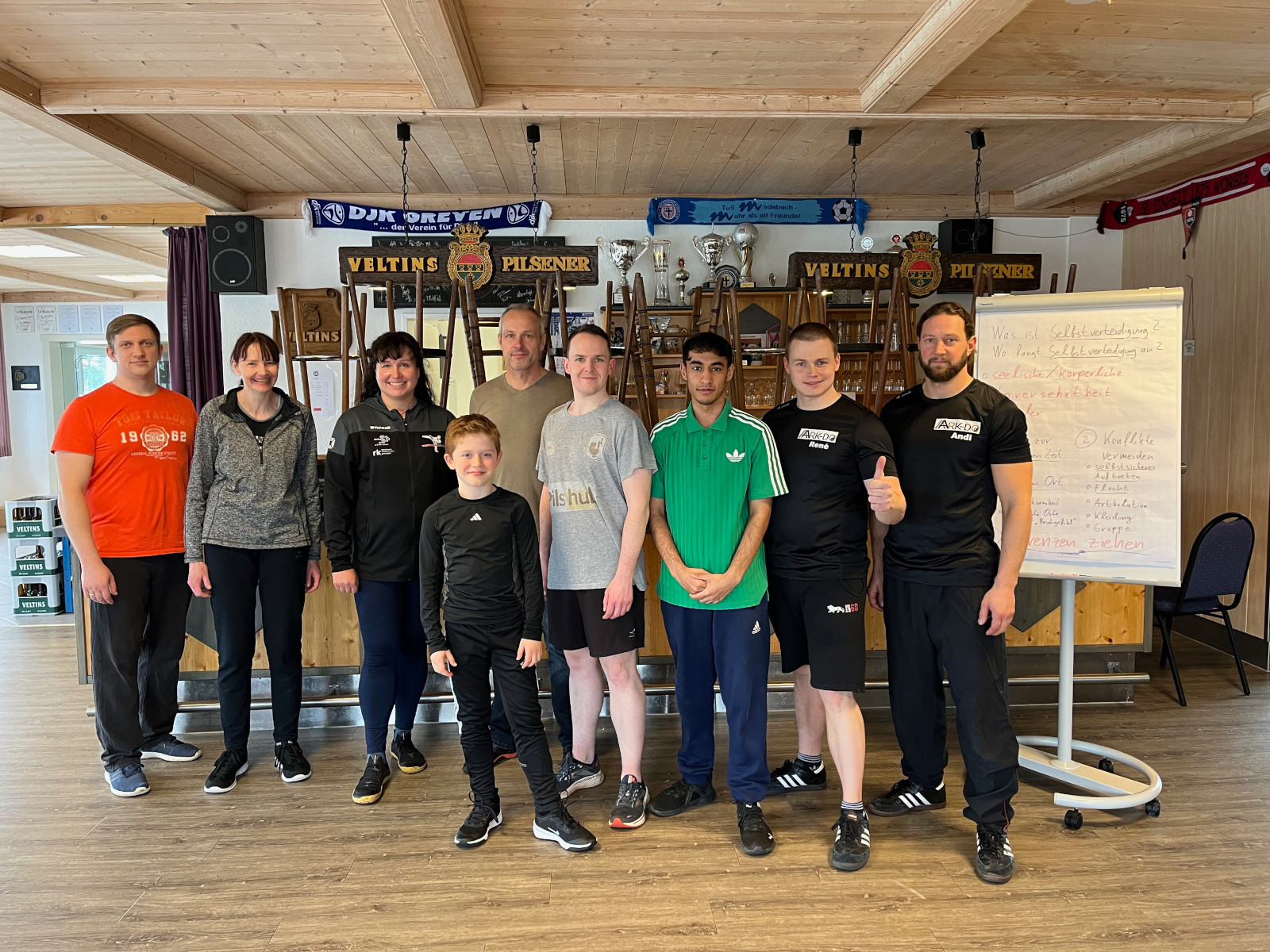 Gruppenfoto mit Schülern der Sekundarschule Medebach-Winterberg, dem Lehrer, Andi und René